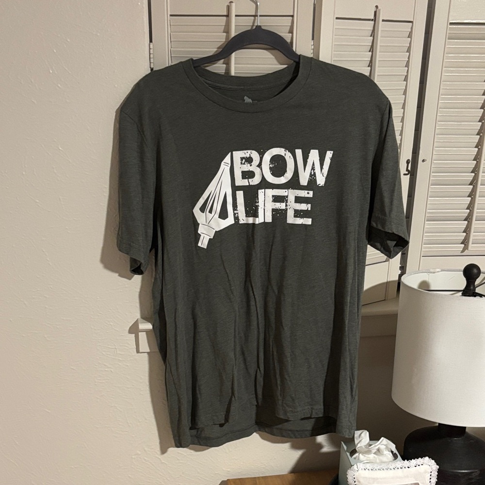 “Bow Life” Men’s Gray T-Shirt